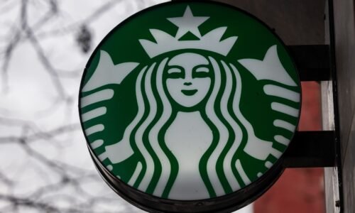 Starbucks Baristaları Soyguncularla El Attıktan Sonra İşini Kaybetti